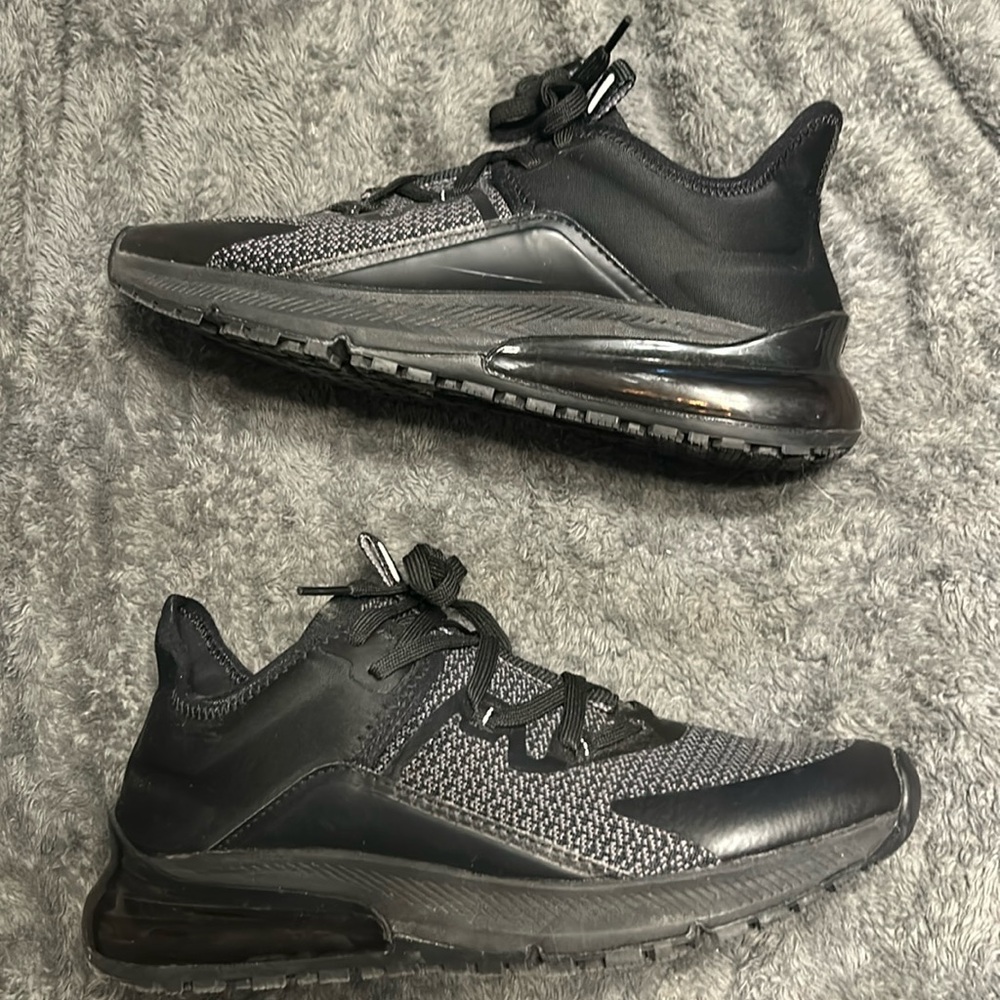 Black shoes for crews